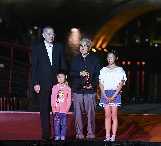 两名有着艺术梦想的西北贫困孩子为靳尚谊颁发凤凰艺术终生成就奖